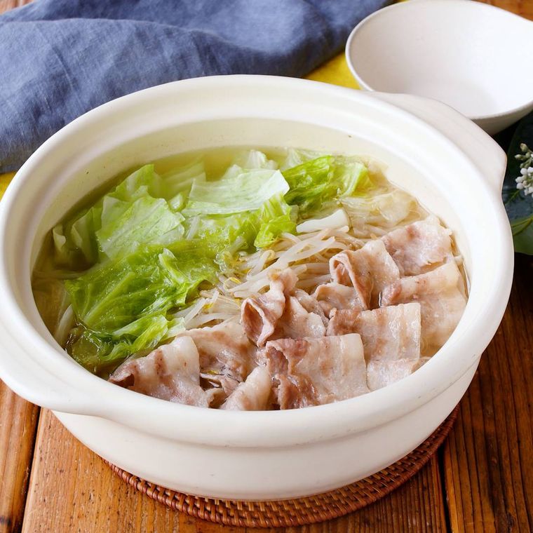 白い土鍋に入った豚バラ肉とキャベツの旨塩鍋