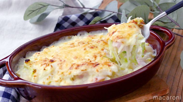 茶色いグラタン皿で焼かれたキャベツのグラタン