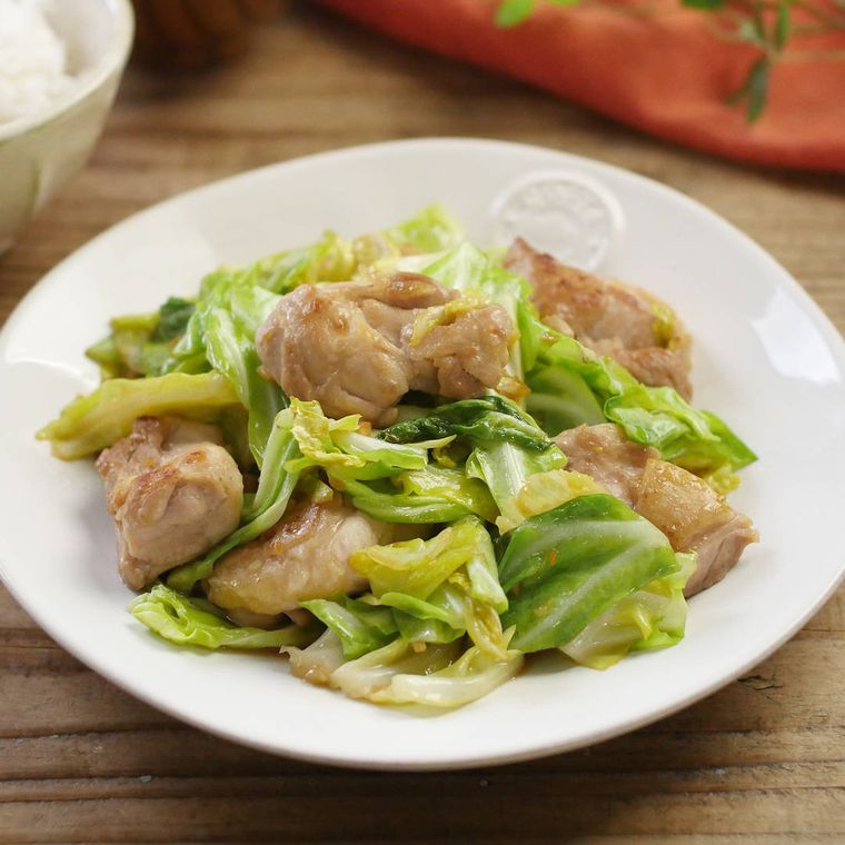 白い丸皿に盛られたガリバタ鶏キャベツ