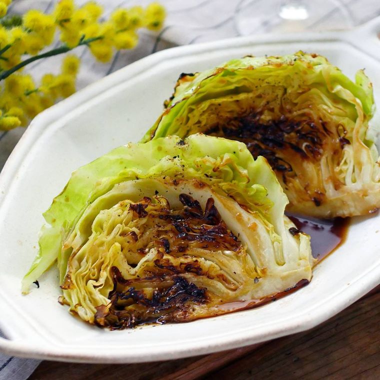 多角形の白い皿にのったキャベツステーキ