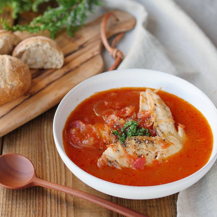 白い器に盛り付けた手羽先のトマト煮込みスープ