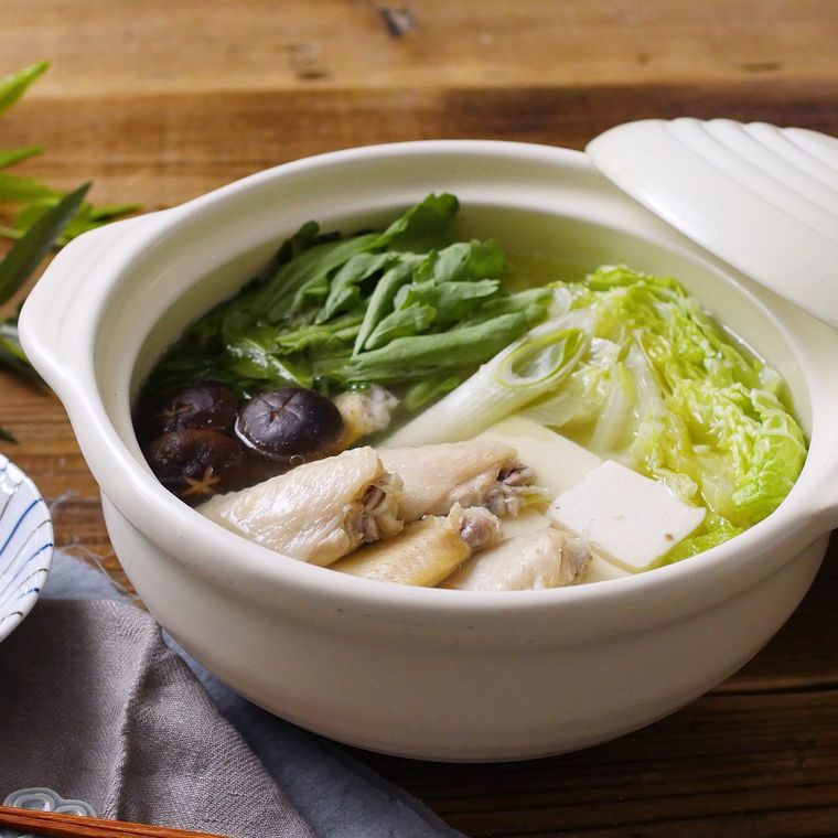 白い土鍋に盛り付けた手羽先の水炊き