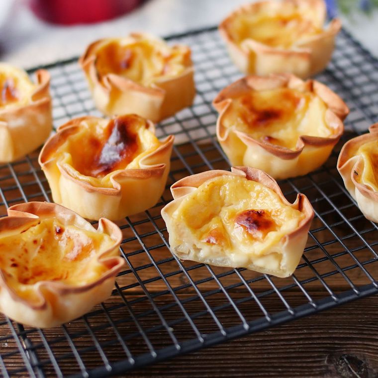 網にいくつも並べられたエッグタルト