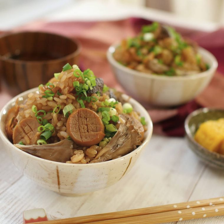 ご飯茶碗に盛りつけられたエリンギのバターじょうゆ炊き込みご飯
