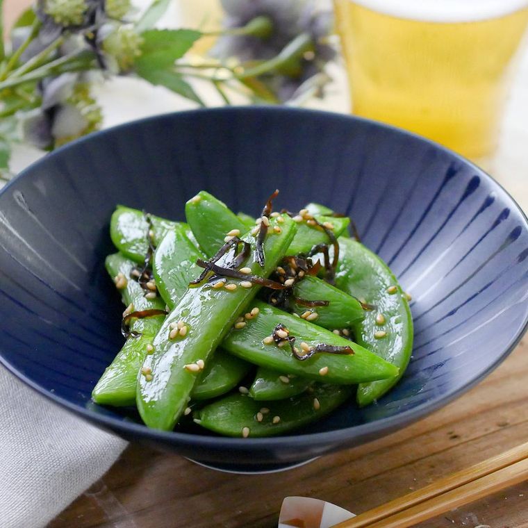 青い器に盛りつけた、スナップえんどうの塩こんぶナムル