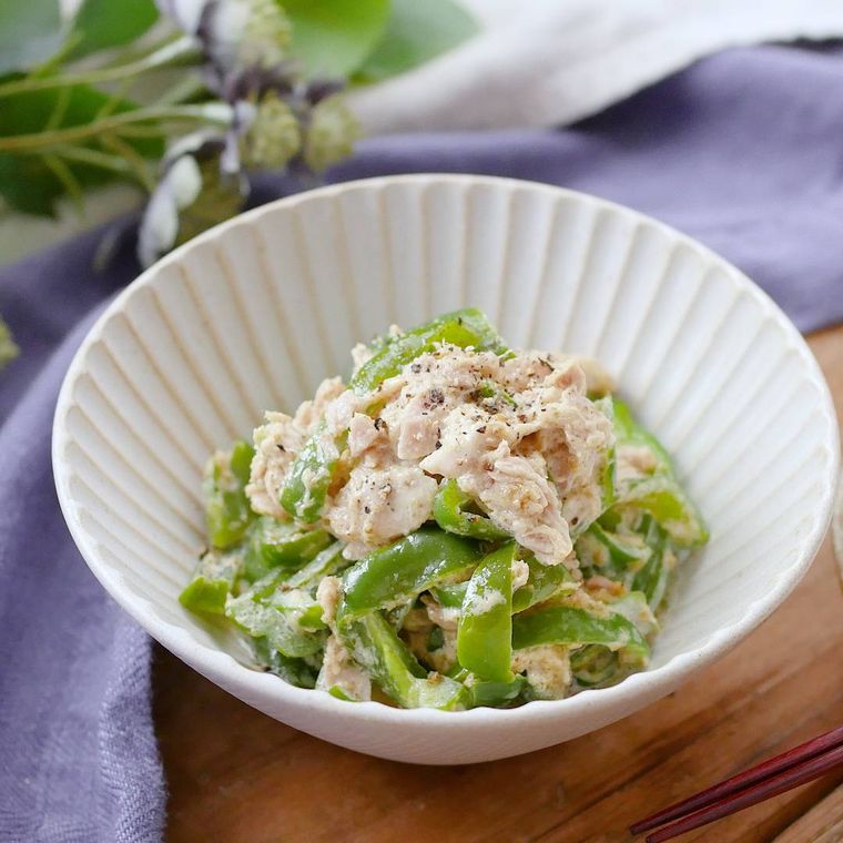 白の丸い器にピーマンとツナのごまマヨサラダが盛られている