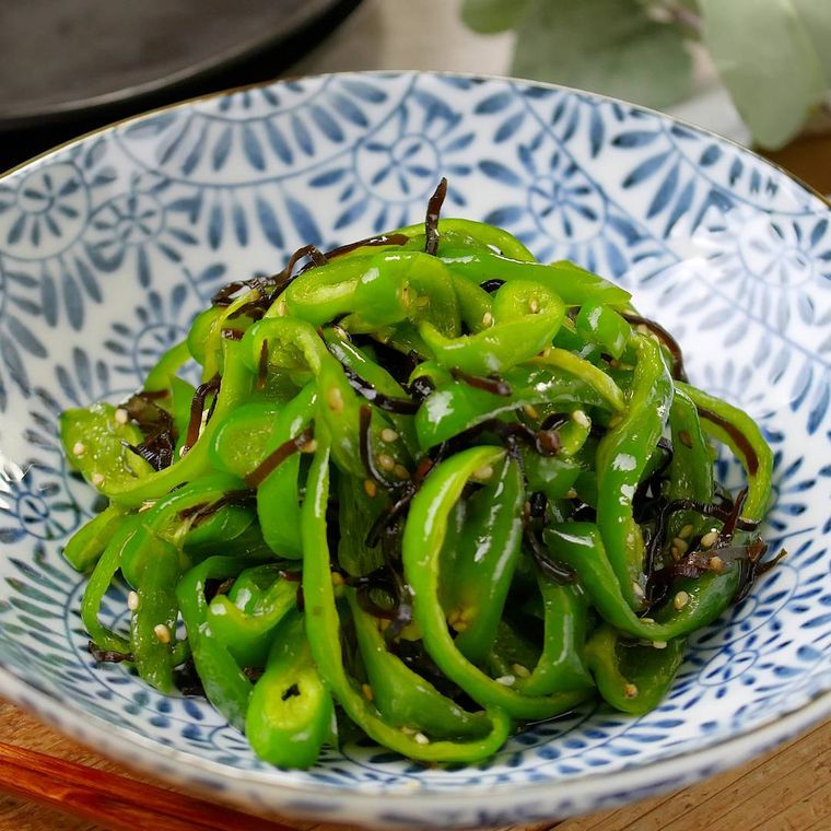 丸い器にピーマンの塩昆布和えが盛られている