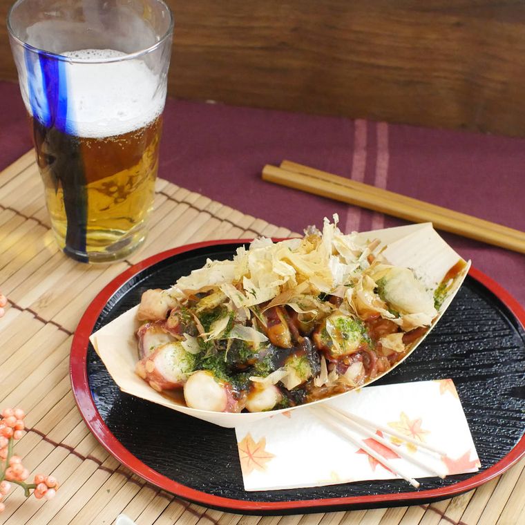 漆塗りのお盆にのった生地なしたこ焼き