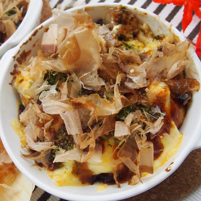 白いグラタン皿に盛られたたこ焼きグラタン