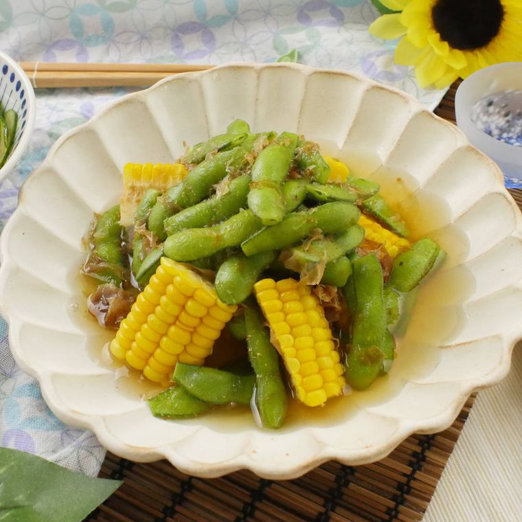 白い皿に盛り付けられた、枝豆ととうもろこしの煮浸し