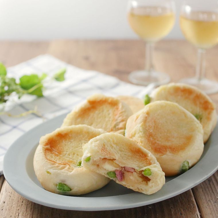 グレーの楕円形のお皿に盛られた、塩辛入りポテサラパン