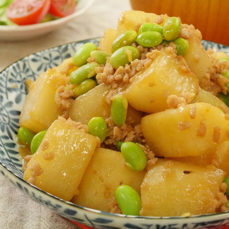 青い模様が入った器に盛り付けられた枝豆と長芋のそぼろ煮