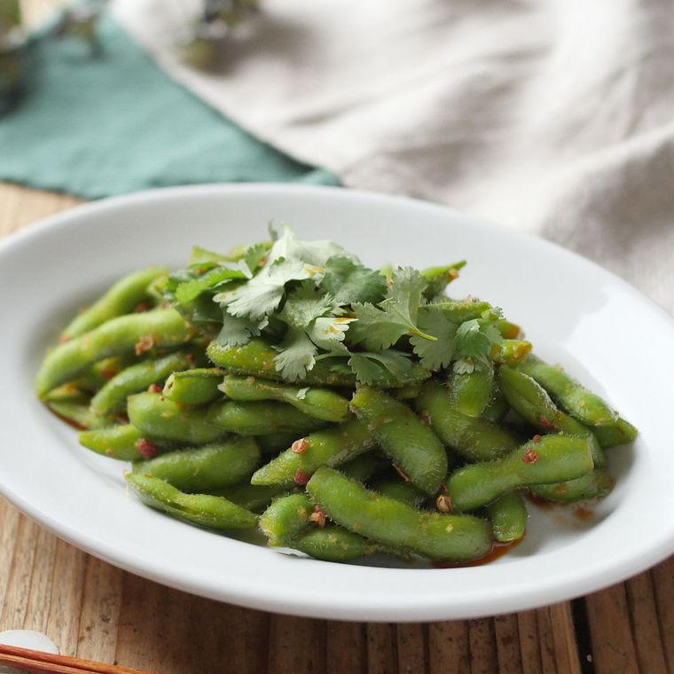 白い皿に盛り付けられた枝豆のピリ辛和え物