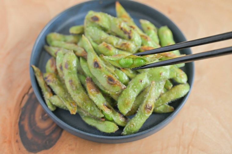 黒い皿に盛り付けた焦がし焼き枝豆