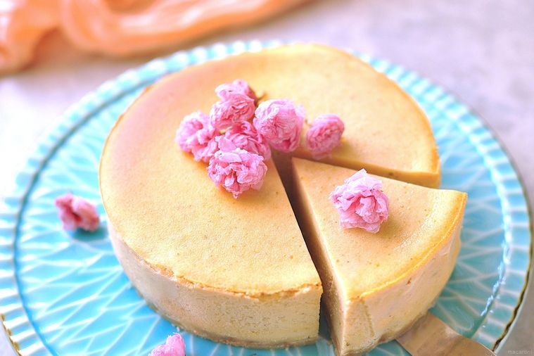 水色の皿に盛り付けられた桜の塩漬けと桜あんのチーズケーキ