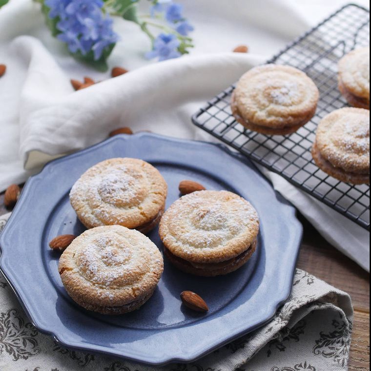 丸型のアーモンドクリームをサンドしたダックワーズが皿に盛られてている