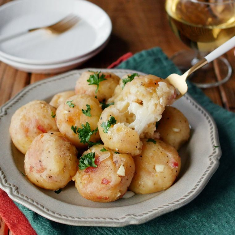 グレーの皿にのったポテトとろけるチーズボール