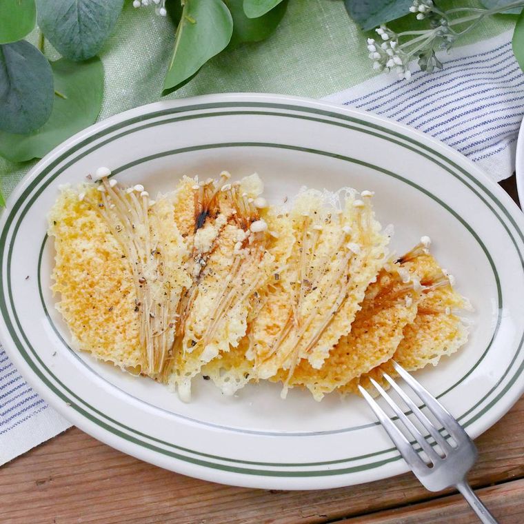 白とグリーンの皿にのったパリパリとろけるチーズえのきだけ