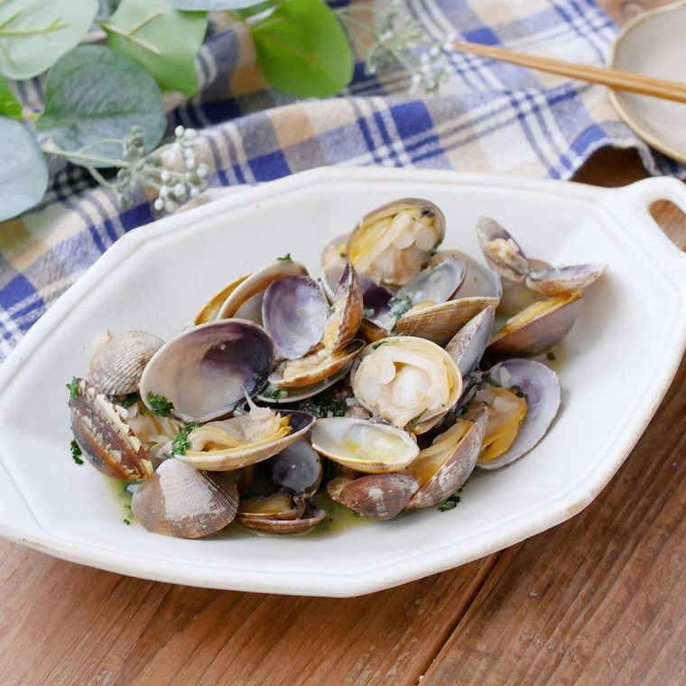 白い皿にのったあさりのワイン蒸し