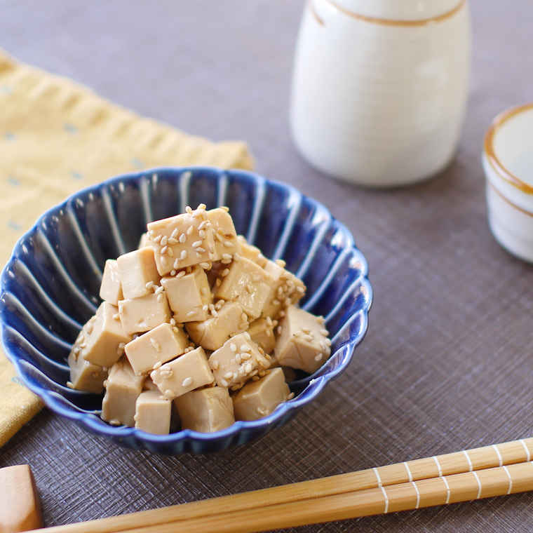 青い皿に入ったプロセスチーズのめんつゆ漬け