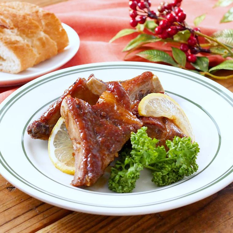 白とグリーンの皿にのったやみつきスペアリブ