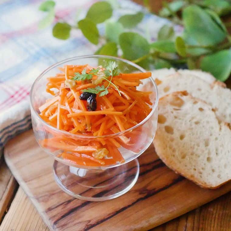透明の器に入ったクルミとレーズンのキャロットラペ