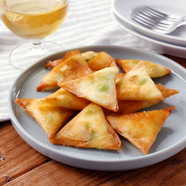 グレーの皿にのった枝豆とクリームチーズ春巻き