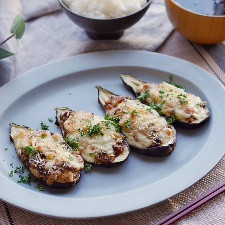 グレーの皿にのった蒲焼きさんまのなすボート