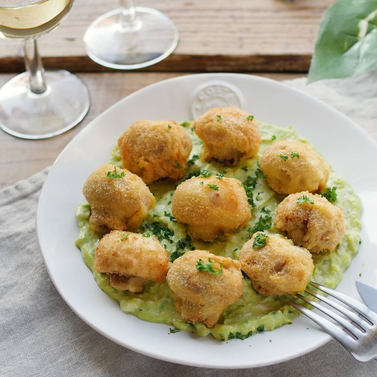 白い皿にのったころころマッシュールームフライ