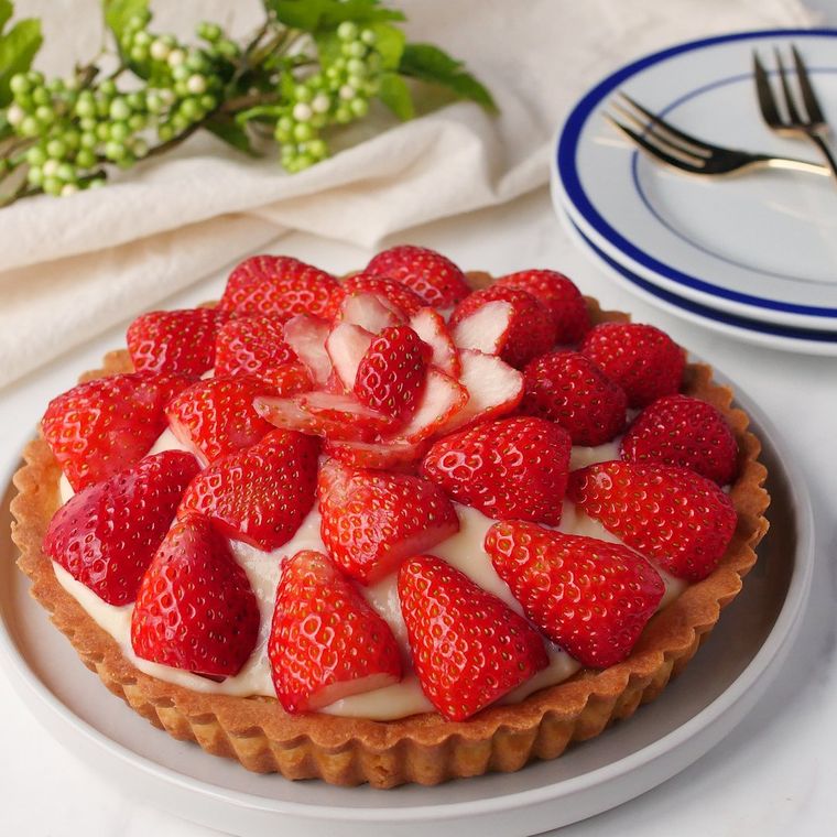 白い皿の上にあるいちごタルト