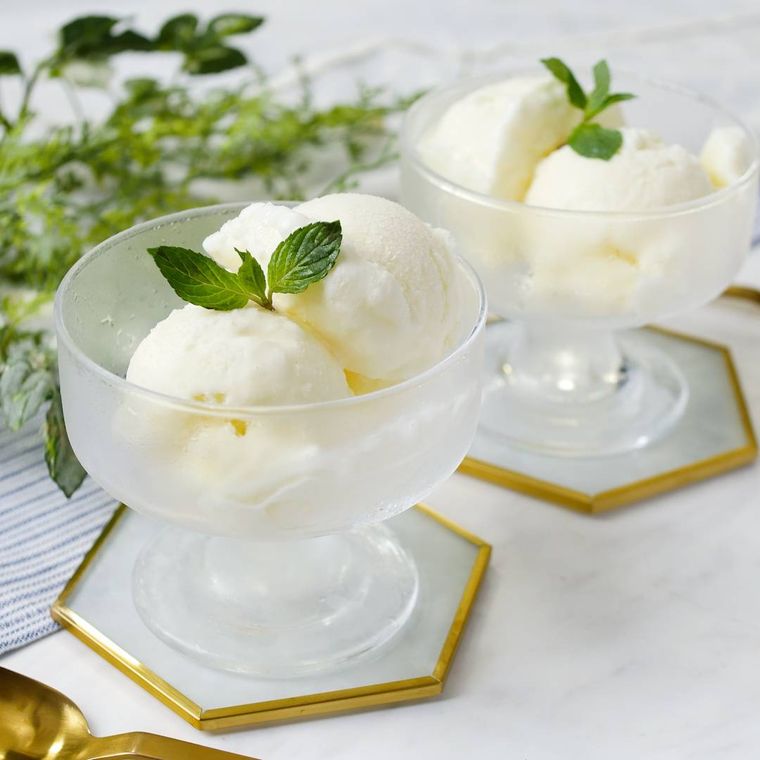 透明なグラスに入ったカルピスミルクアイス