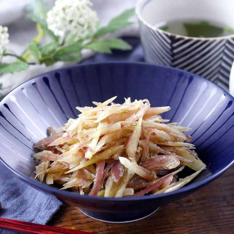 青い皿に盛り付けたみょうがのごま油和え