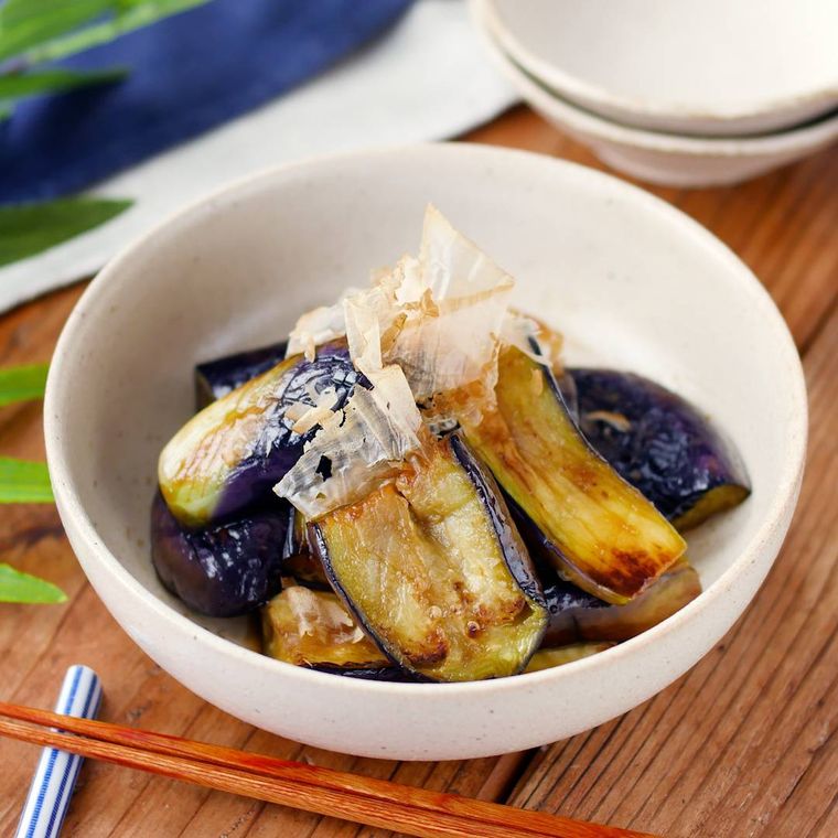 白い皿に盛り付けた焼きなすのしょうがじょうゆ和え