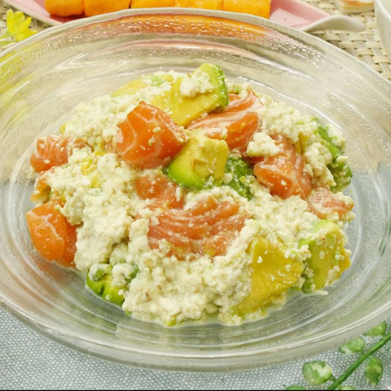 透明な皿に盛り付けたわさび香るアボカドとサーモンの白和え