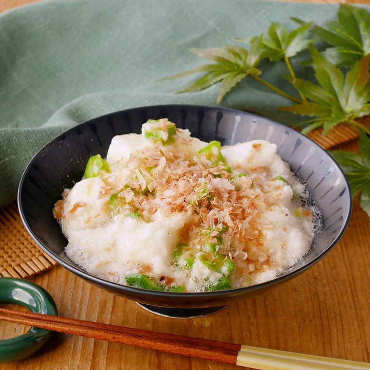 黒い皿に盛り付けた長芋とオクラの梅白だし和え