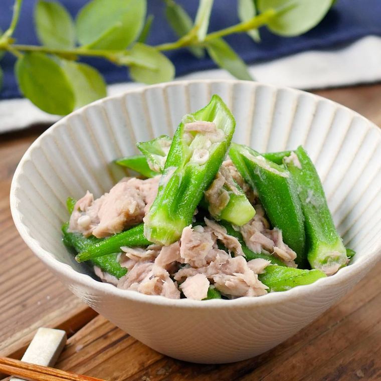 白い皿に盛り付けたオクラとツナ缶の中華和え