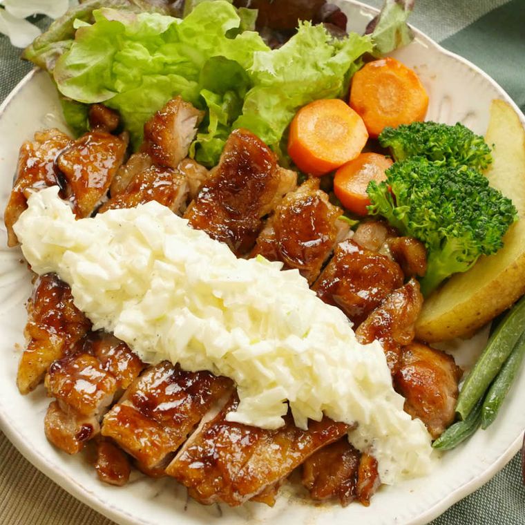 皿に盛り付けられた揚げないジューシーチキン南蛮