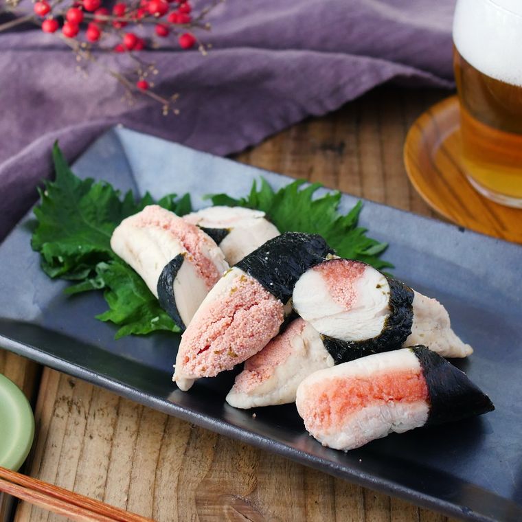 角皿に盛り付けられた鶏ささみと明太子の磯辺巻き