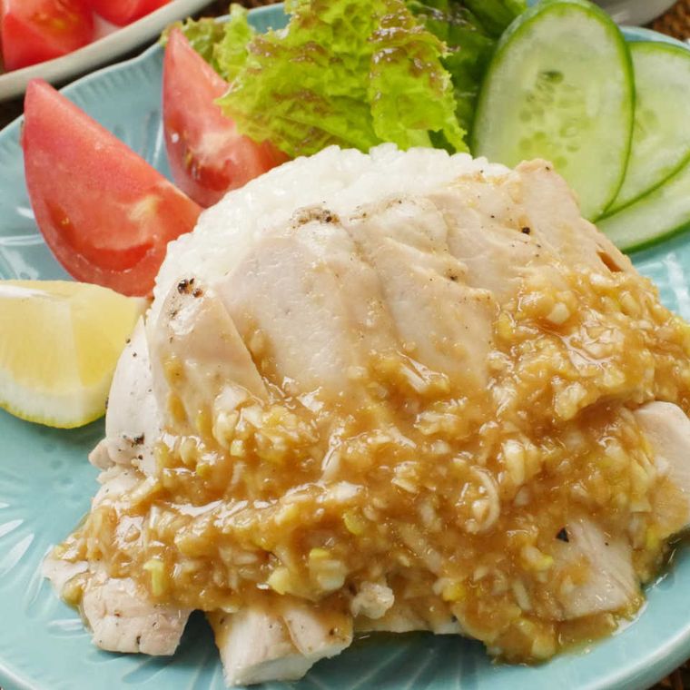 皿に盛り付けられた鶏むね肉のカオマンガイ