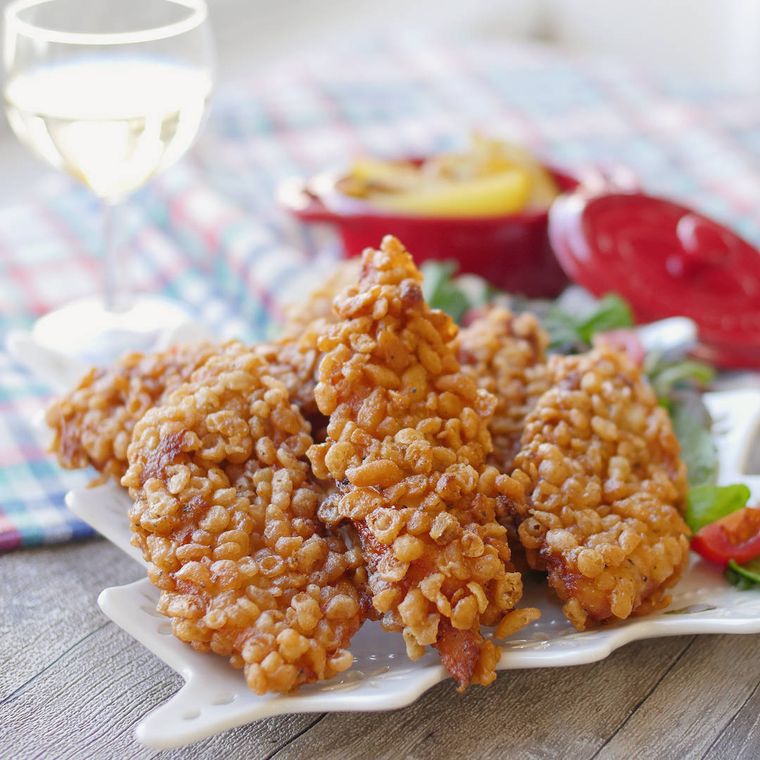 皿に盛り付けられた鶏ささみの天かすクリスピーチキン