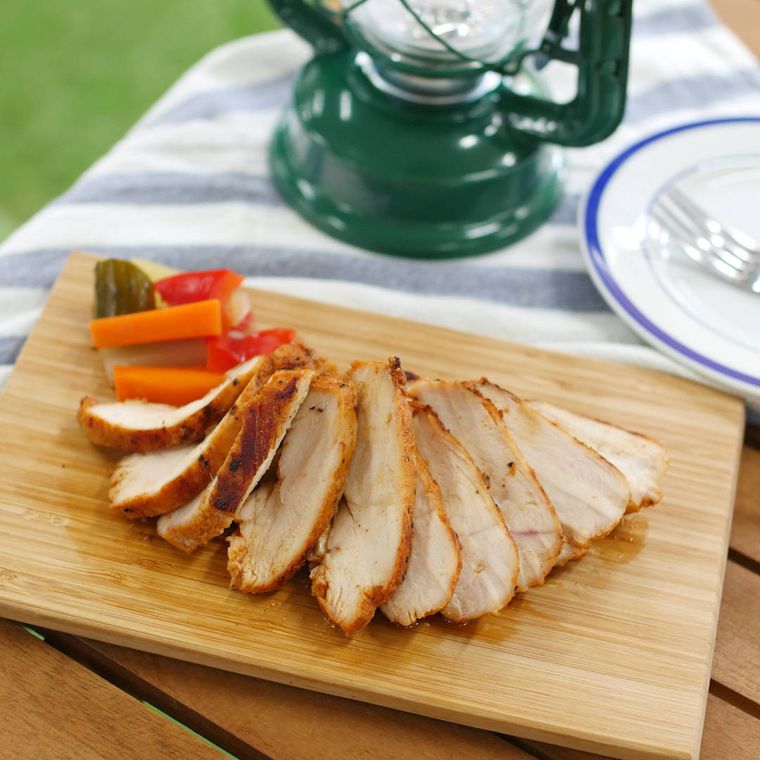 木製ボードに盛り付けられた鶏むね肉のスパイシーハム