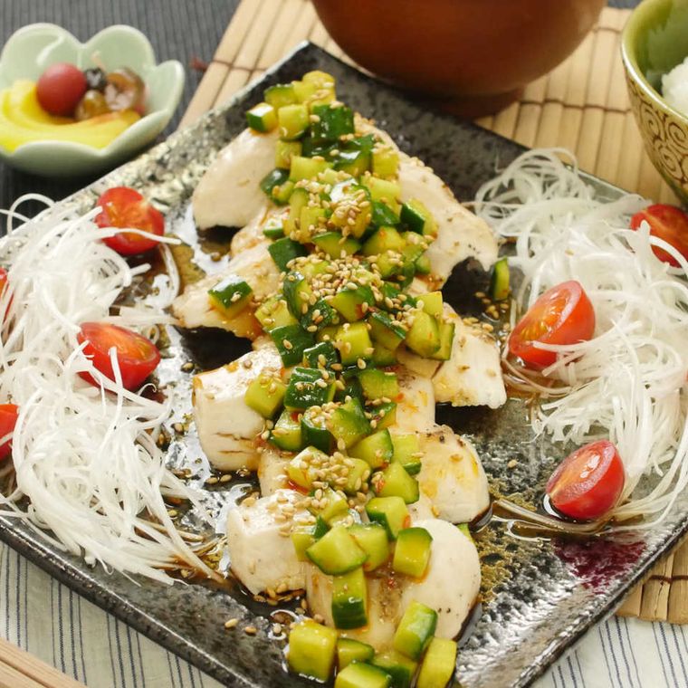 器に盛り付けられた鶏むね肉の中華風ピリ辛蒸し鶏きゅうり