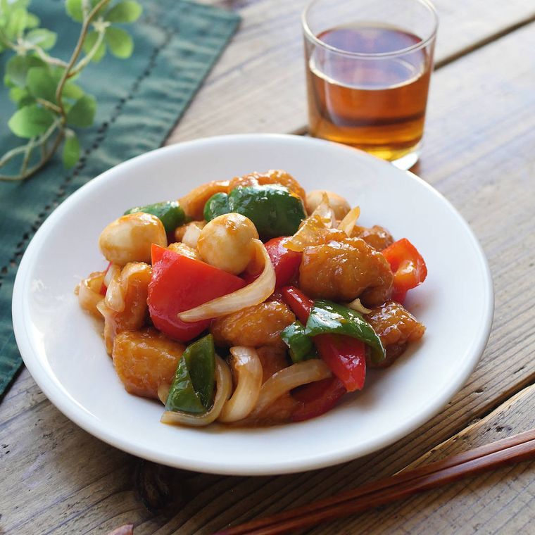 皿に盛り付けられた1鶏むね肉のマーマレード酢鶏