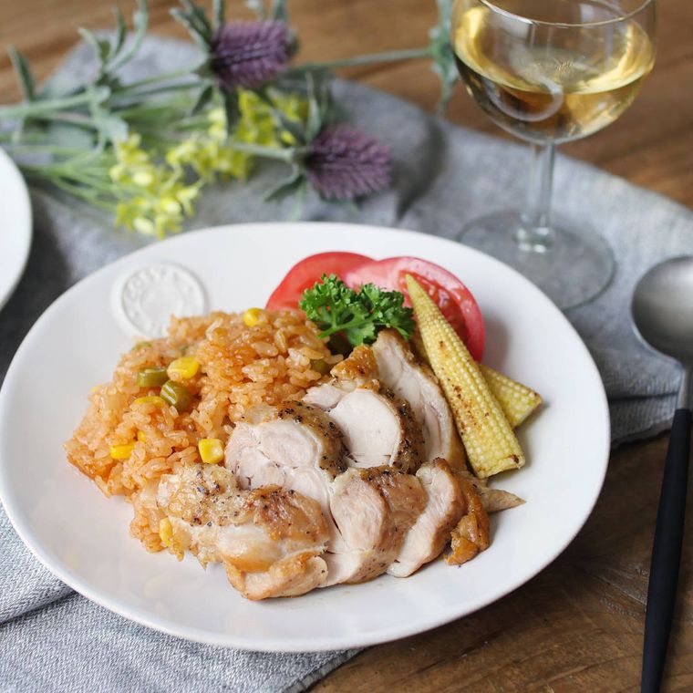 皿に盛り付けられた炊飯器で作るチキンパエリア