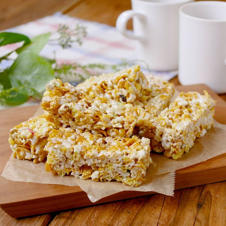 木製のボードの上に並べられたマシュマロとグラノーラのヌガー