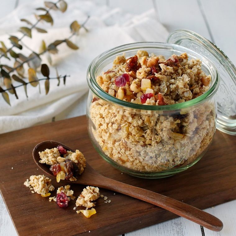 ガラス瓶に入れられたグラノーラ