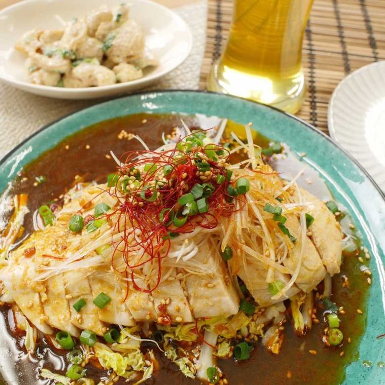 緑の皿に盛られたよだれ鶏