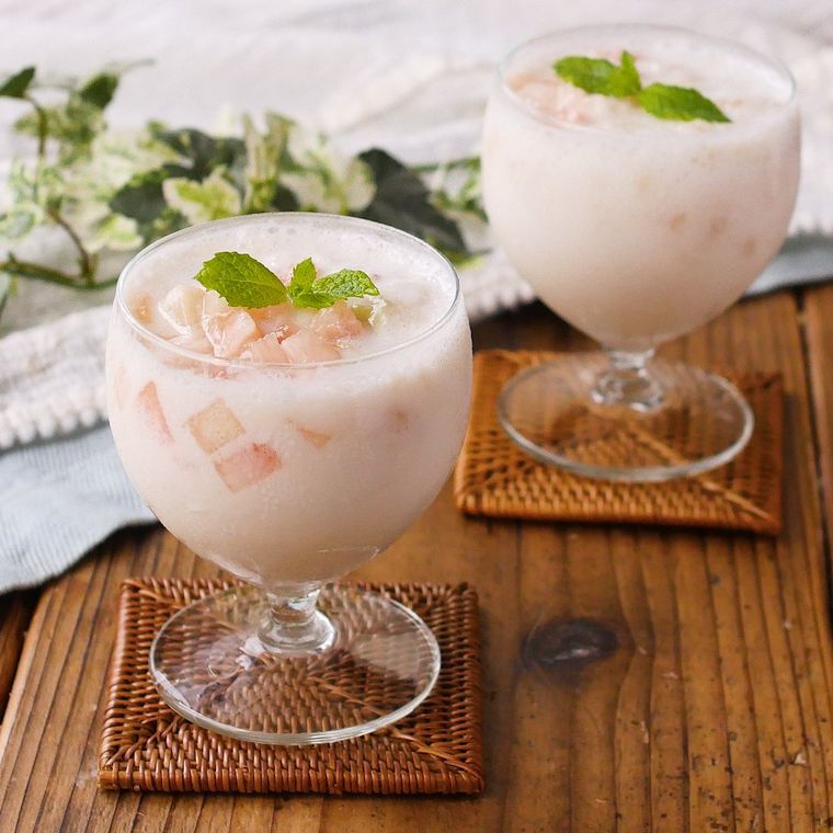 透明なグラスに入った桃のヨーグルトスムージー