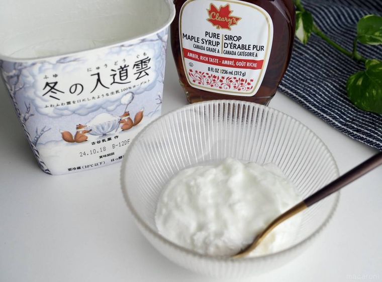 透明の器に盛り付けたヨーグルト