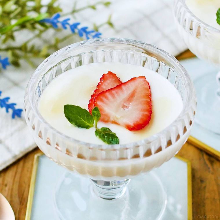 脚付きのカップに盛り付けたクリームチーズヨーグルト